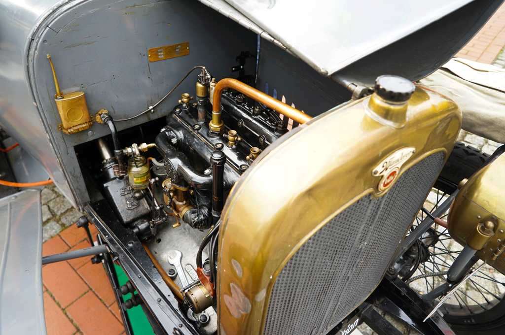 Blick unter die Motorhaube eines Vorkriegsoldtimers.