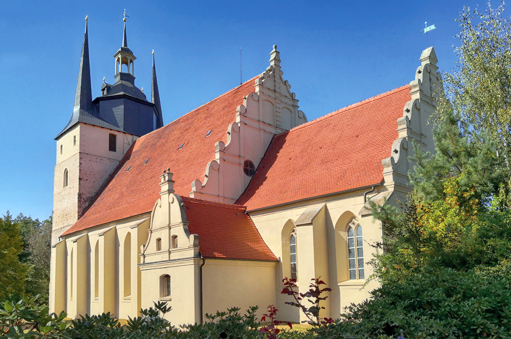 Foto der Kirche in Loburg im Sommer bei blauem Himmel