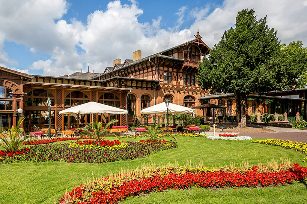 Foto des Dorint Herrenkrug Parkhotels in Magdeburg im sommerlichen Sonnenschein