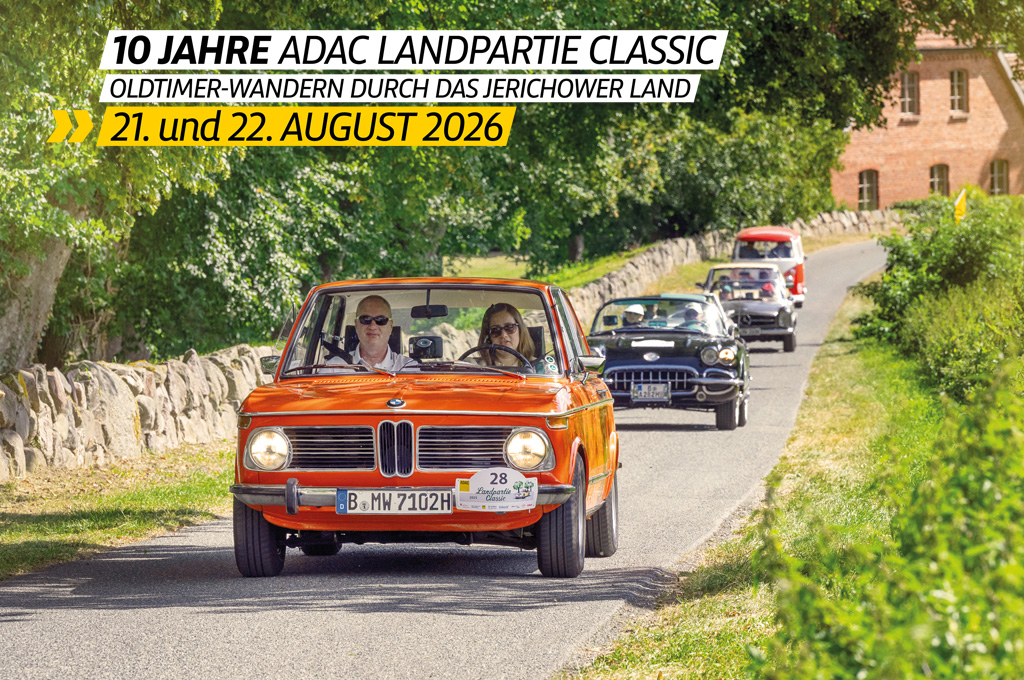 Fünf Oldtimer fahren hintereinander auf sonniger Landstraße, angeführt von einem orangefarbenen BMW 2000 Touring von 1971 mit der Startnummer 28. Schriftzug: 10 Jahre ADAC Landpartie Classic, Oldtimerwandern durch das Jerichower Land, 21. und 22. August 2026