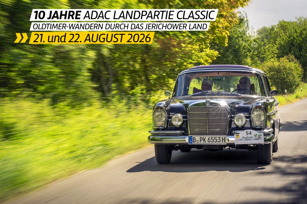 Ein schwarzer Mercedes-Benz 220 SB von 1965, Startnummer 54, mit zwei Insassen fährt durch sonnendurchflutete grüne Landschaft. Schriftzug: 10 Jahre ADAC Landpartie Classic, Oldtimerwandern durch das Jerichower Land, 21. und 22. August 2026