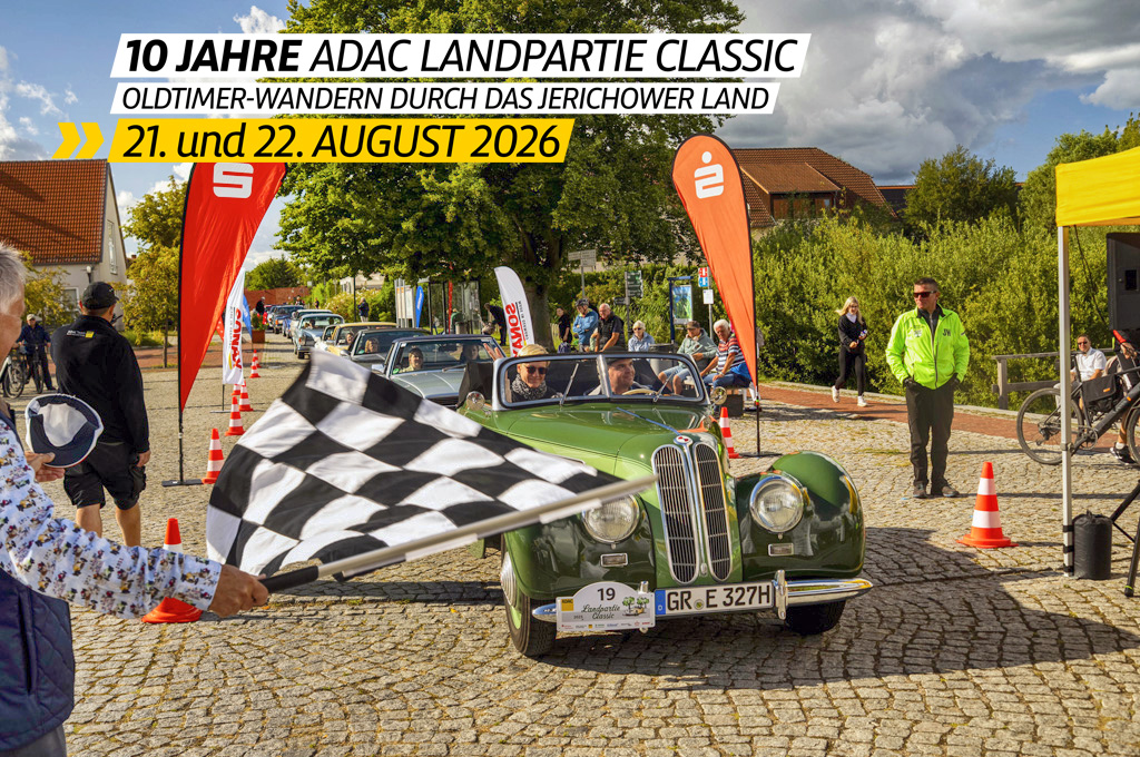 Ein grünes EMW 327/2 Sport-Cabriolet von 1953, Startnummer 19, bei der Zieleinfahrt. Schriftzug: 10 Jahre ADAC Landpartie Classic, Oldtimerwandern durch das Jerichower Land, 21. und 22. August 2026