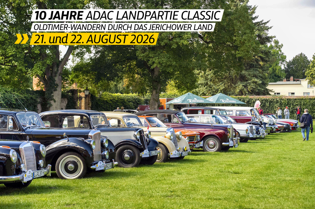 Ein Rasen mit vielen Oldtimern, die in Reihe parken. Schriftzug: 10 Jahre ADAC Landpartie Classic, Oldtimerwandern durch das Jerichower Land, 21. und 22. August 2026