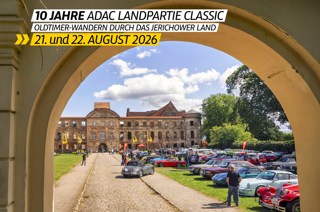 Blick durch einen Torbogen auf das Schlossensemble Dargun, vor dem viele Oldtimer in der Sonne parken. Schriftzug: 10 Jahre ADAC Landpartie Classic, Oldtimerwandern durch das Jerichower Land, 21. und 22. August 2026