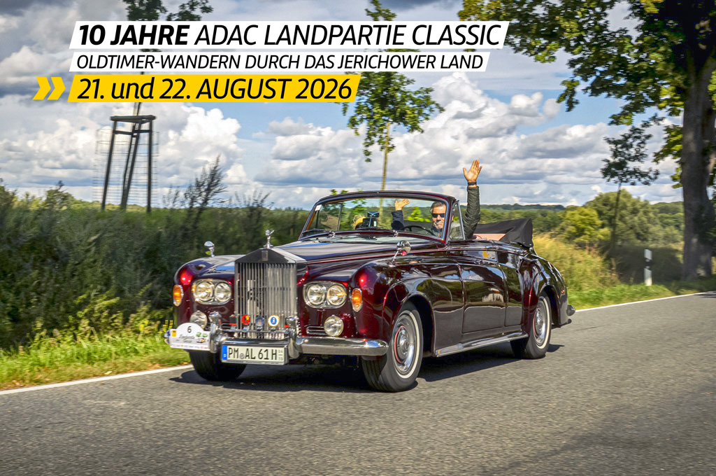 Ein weinrotes Rolls-Royce Silver Cloud III Drophead Coupé von 1960, Startnummer 6, auf Landstraße, beide Insassen winken in die Kamera. Schriftzug: 10 Jahre ADAC Landpartie Classic, Oldtimerwandern durch das Jerichower Land, 21. und 22. August 2026