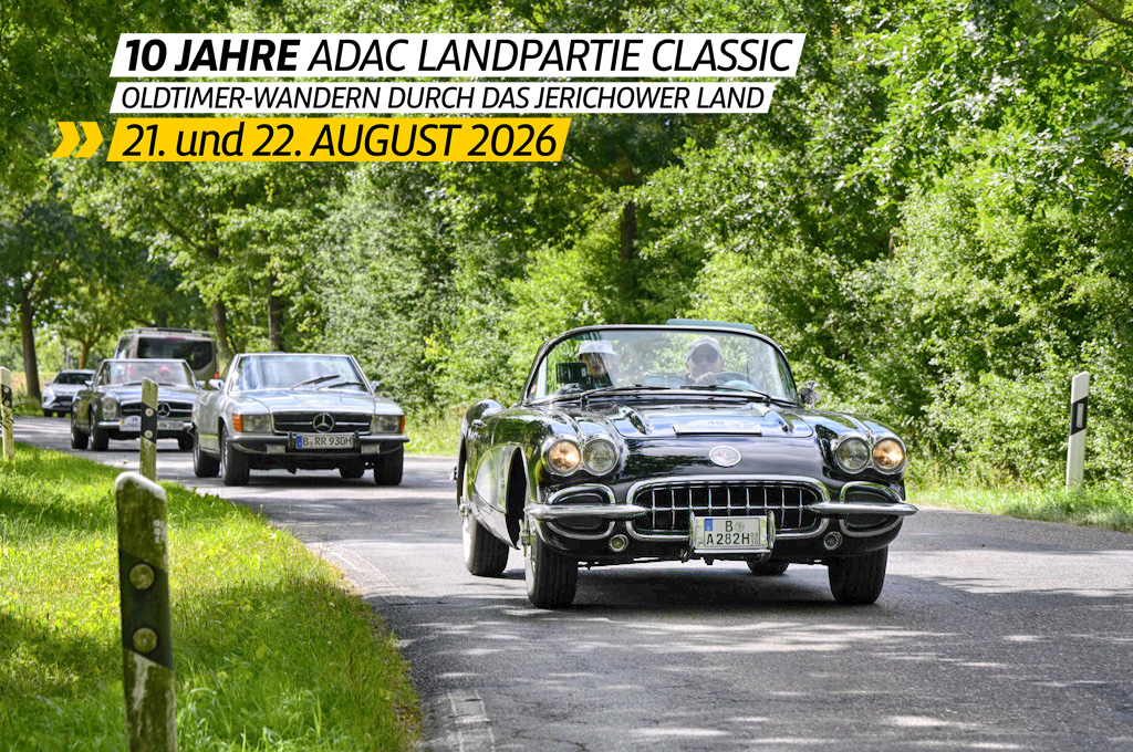 Oldtimer fahren hintereinander auf sonniger Landstraße, angeführt von einem Chevrolet Corvette C1 Cabriolet von 1960 mit der Startnummer 40. Schriftzug: 10 Jahre ADAC Landpartie Classic, Oldtimerwandern durch das Jerichower Land, 21. und 22. August 2026
