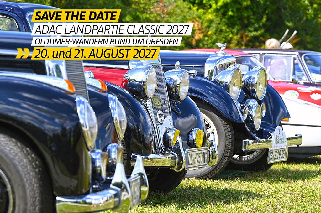 "Save the Date"-Werbebanner für die ADAC Landpartie Classic 2027 (Oldtimer-Wandern rund um Dresden, 20. und 21. August 2027) mit einer Reihe historischer Oldtimer-Fahrzeuge mit verchromten Scheinwerfern und Kühlergrills, aufgereiht auf einer Wiese vor grünem Blattwerk.