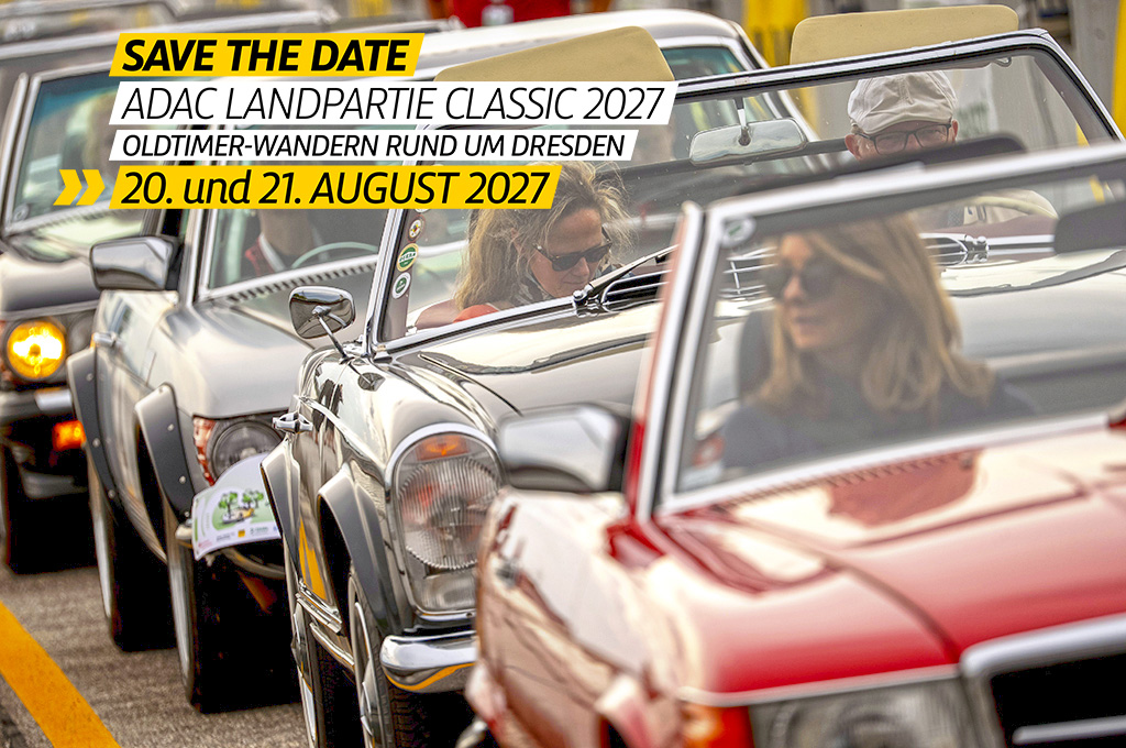 "Save the Date"-Werbebanner für die ADAC Landpartie Classic 2027 (Oldtimer-Wandern rund um Dresden, 20. und 21. August 2027) mit mehreren Oldtimer-Cabriolets, in denen Insassen mit Sonnenbrille dicht hintereinander in einer Kolonne fahren.