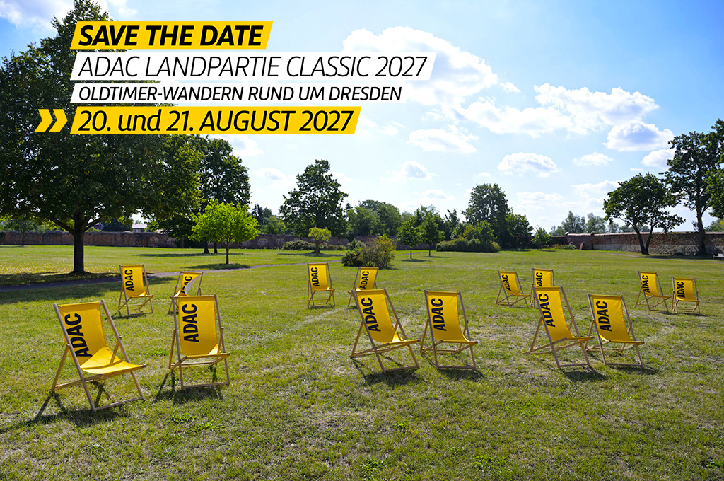 "Save the Date"-Werbebanner für die ADAC Landpartie Classic 2027 (Oldtimer-Wandern rund um Dresden, 20. und 21. August 2027) mit mehreren gelben ADAC-Liegestühlen, die verstreut auf einer sonnigen Parkwiese mit Bäumen im Hintergrund stehen.