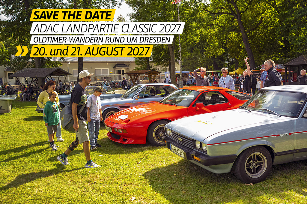 "Save the Date"-Werbebanner für die ADAC Landpartie Classic 2027 (Oldtimer-Wandern rund um Dresden, 20. und 21. August 2027) mit ausgestellten Oldtimer-Fahrzeugen auf einer Wiese und zahlreichen Besuchern, die sich zwischen den Fahrzeugen und unter schattigen Bäumen unterhalten.