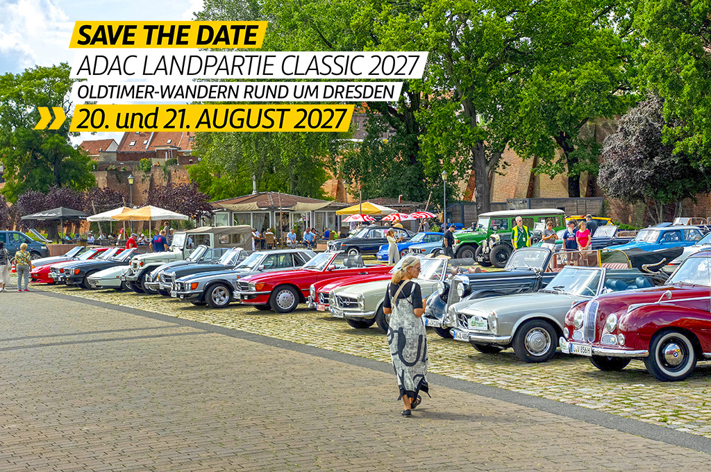 "Save the Date"-Werbebanner für die ADAC Landpartie Classic 2027 (Oldtimer-Wandern rund um Dresden, 20. und 21. August 2027) mit einer langen Reihe geparkter Oldtimer-Fahrzeuge auf einem Kopfsteinpflasterplatz, im Hintergrund eine historische Stadtmauer, Bäume und Cafés mit Sonnenschirmen.