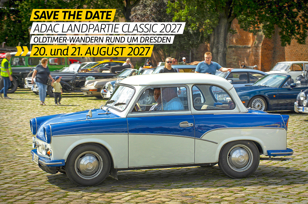 "Save the Date"-Werbebanner für die ADAC Landpartie Classic 2027 (Oldtimer-Wandern rund um Dresden, 20. und 21. August 2027) mit einem blau-weißen Trabant 500 im Vordergrund, der über einen Kopfsteinpflasterplatz mit weiteren geparkten Fahrzeugen und Besuchern fährt.