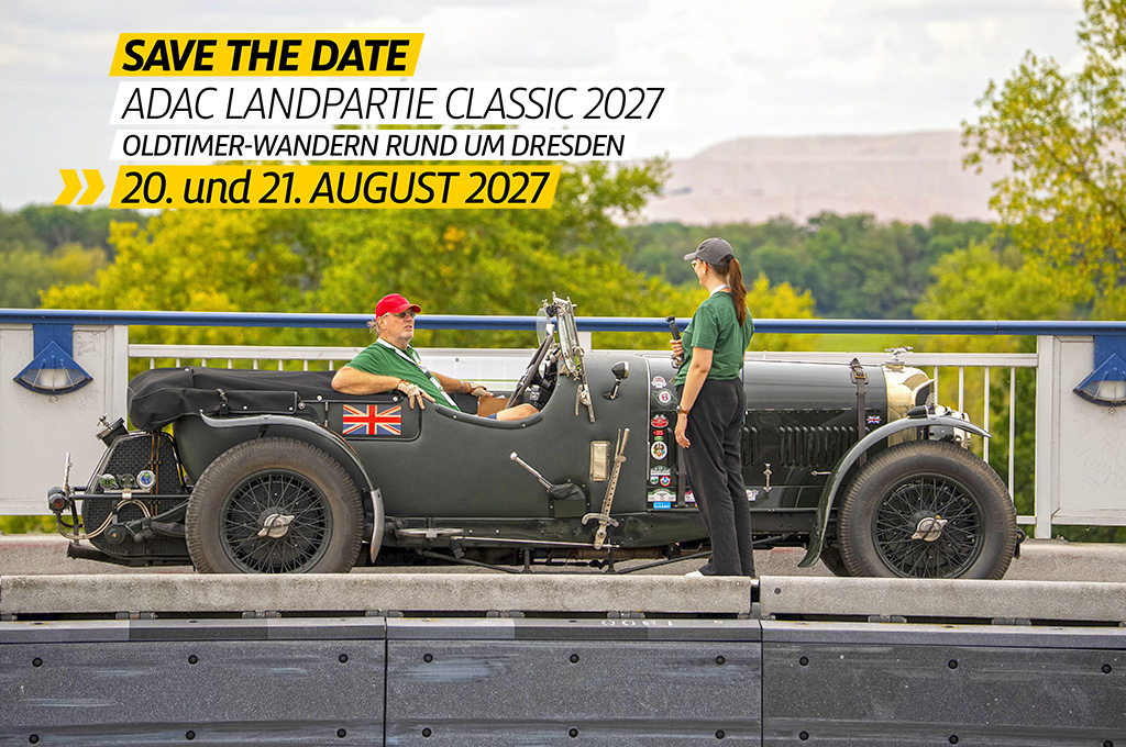 "Save the Date"-Werbebanner für die ADAC Landpartie Classic 2027 (Oldtimer-Wandern rund um Dresden, 20. und 21. August 2027) mit einem Bentley 4 ½ Litre Le Mans Open Tourer mit Fahrer auf einer Brücke, daneben eine Streckenposten-Helferin, im Hintergrund grüne Landschaft
